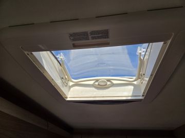 Bürstner BUT660 Luifel | Keuken | Omvormer | Toilet En Douche | Ruim Bed